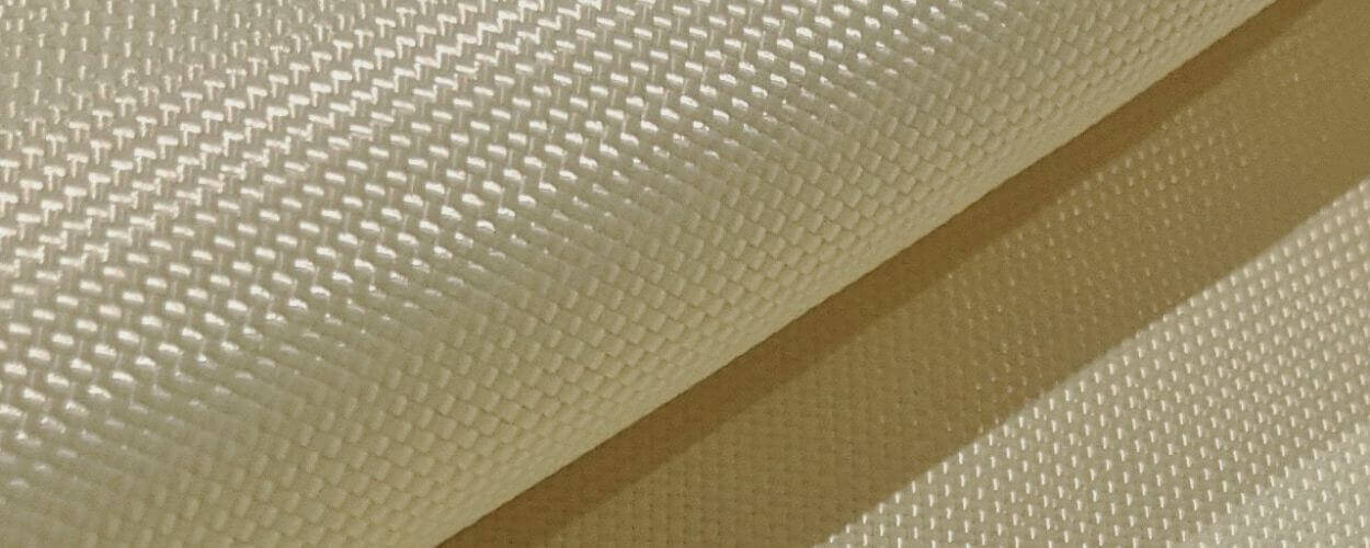 Hvilket materiale er en skudsikker vest lavet af?