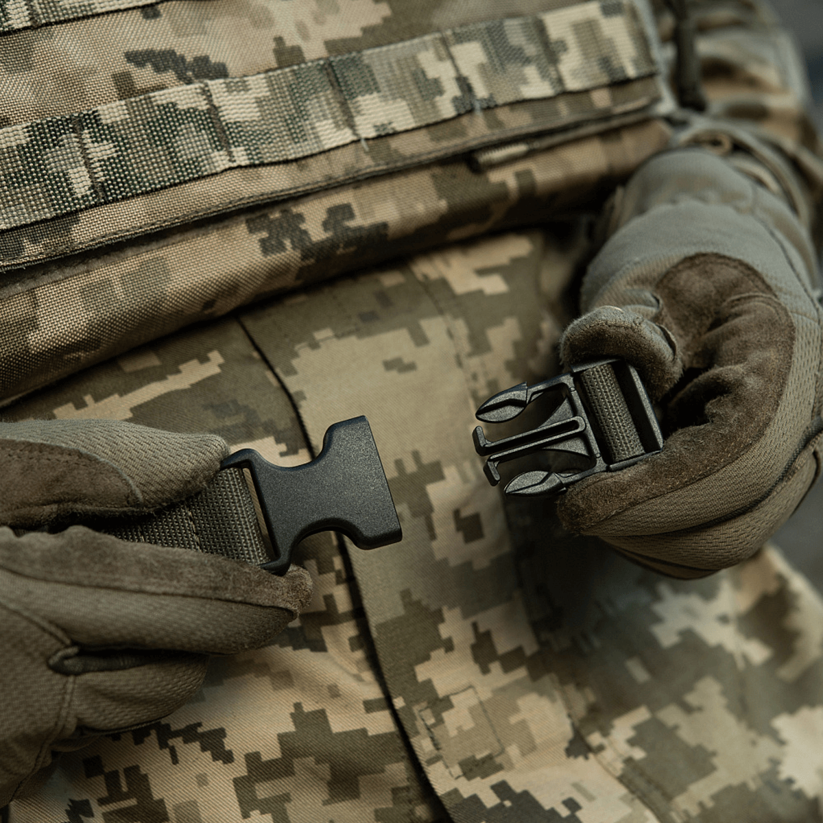 M-Tac Siddeunderlag med bælte i camouflage med solid spænde, designet til udendørs brug og komfort.