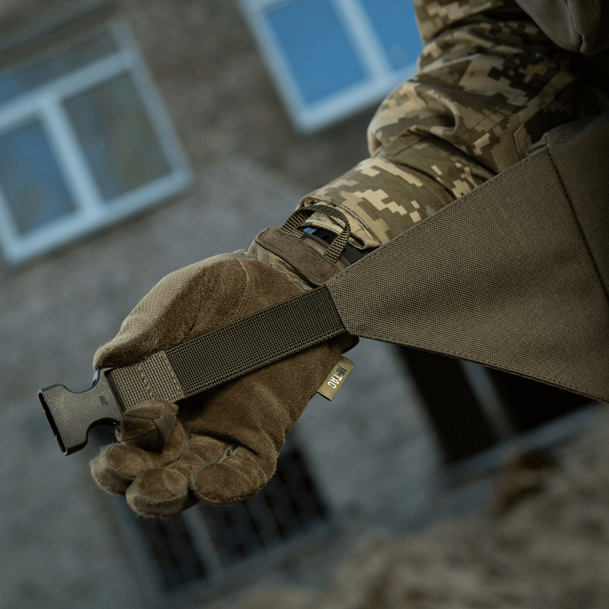 Alt Tag: Militær M-Tac Siddeunderlag med bælte til udendørs aktiviteter, robust design i brug, praktisk og holdbar