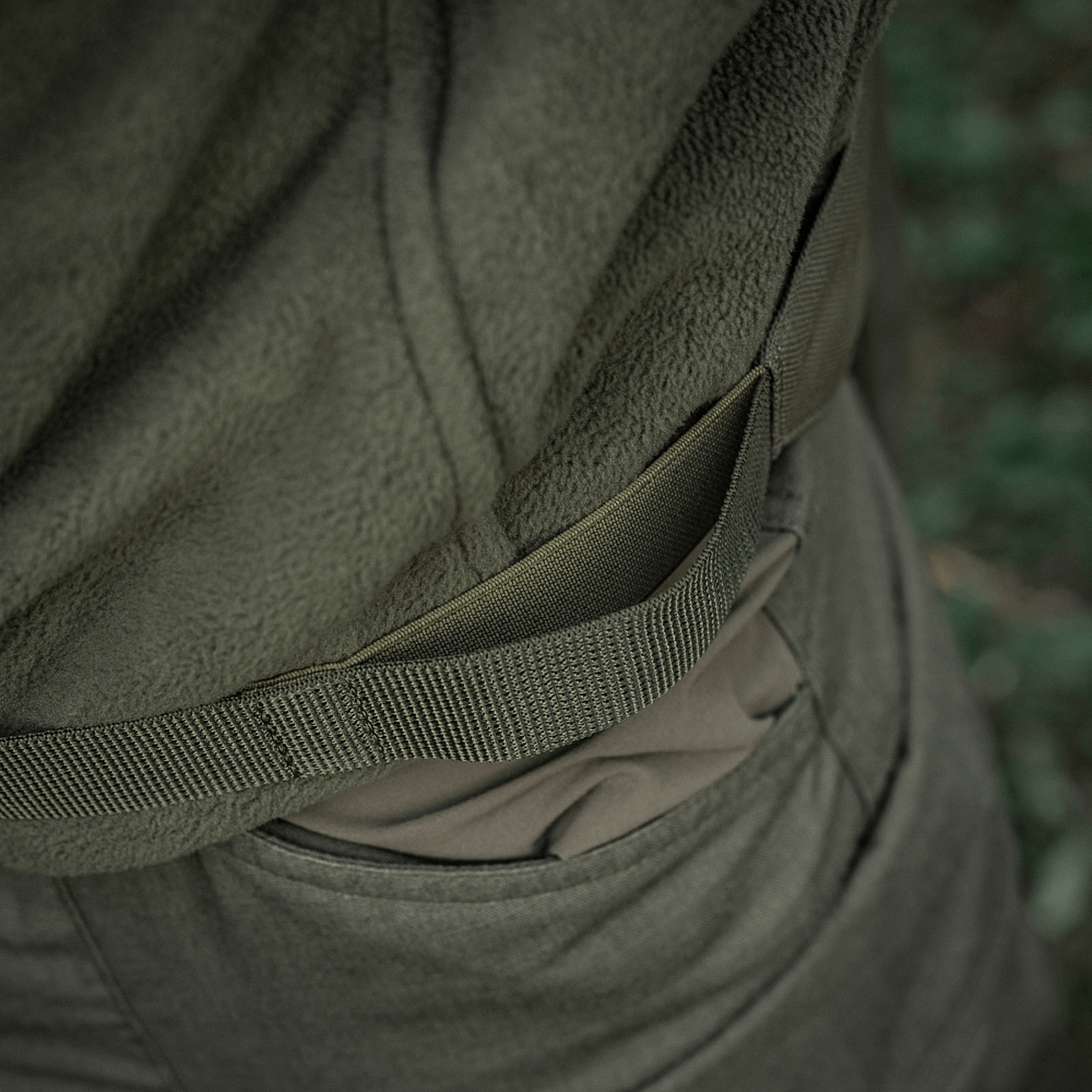 M-Tac Siddeunderlag med bælte som bæres for praktisk transport på turen, vist i skovmiljøet