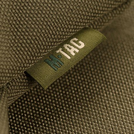 M-Tac sitteunderlag med belte i holdbart materiale med synlig logoetikett, ideelt for utendørs bruk.