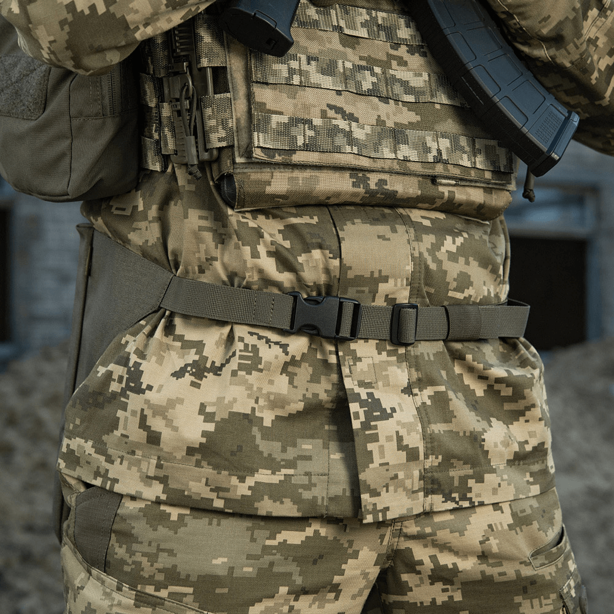 M-Tac Siddeunderlag med bælte i militær camouflagemønster.