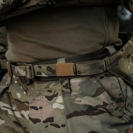 M-Tac sitteunderlag med belte – Multicam, designet for komfort og beskyttelse i felt, med Multicam-kamuflasje.