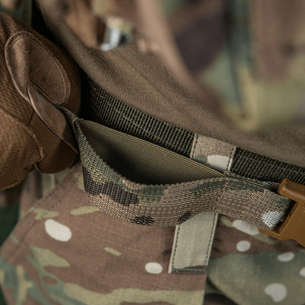 Nærbillede af M-Tac Siddeunderlag med Bælte – Multicam, viser robust rem i camouflage, perfekt til udendørs aktiviteter og beskyttelse.