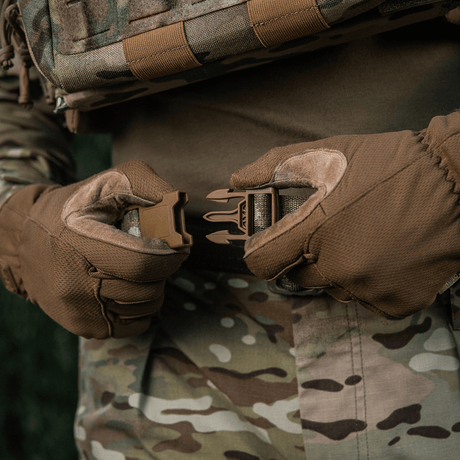 M-Tac sitteunderlag med belte – Multicam i bruk, for komfort og funksjonalitet i felt med Multicam-kamuflasje.