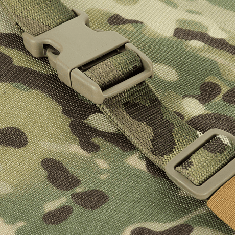 M-Tac sitteunderlag med belte – Multicam, nærbilde av robust belte og Multicam-kamuflasjemønster.