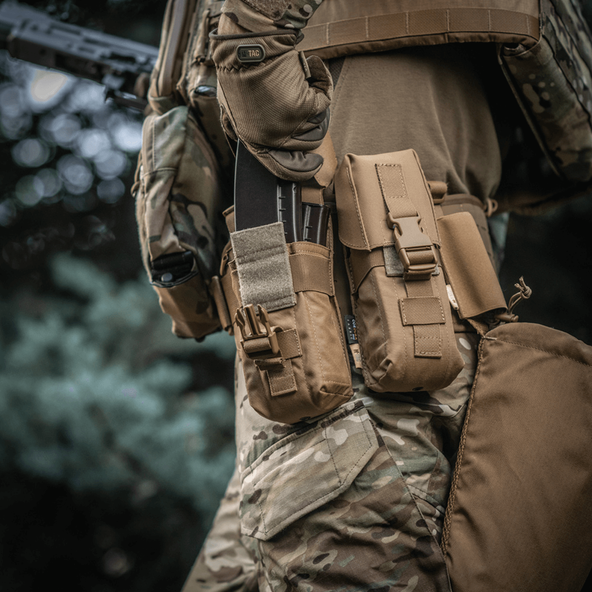 M-Tac Dobbelt Magasin Taske med Fastex Lukning i brug under militær træning