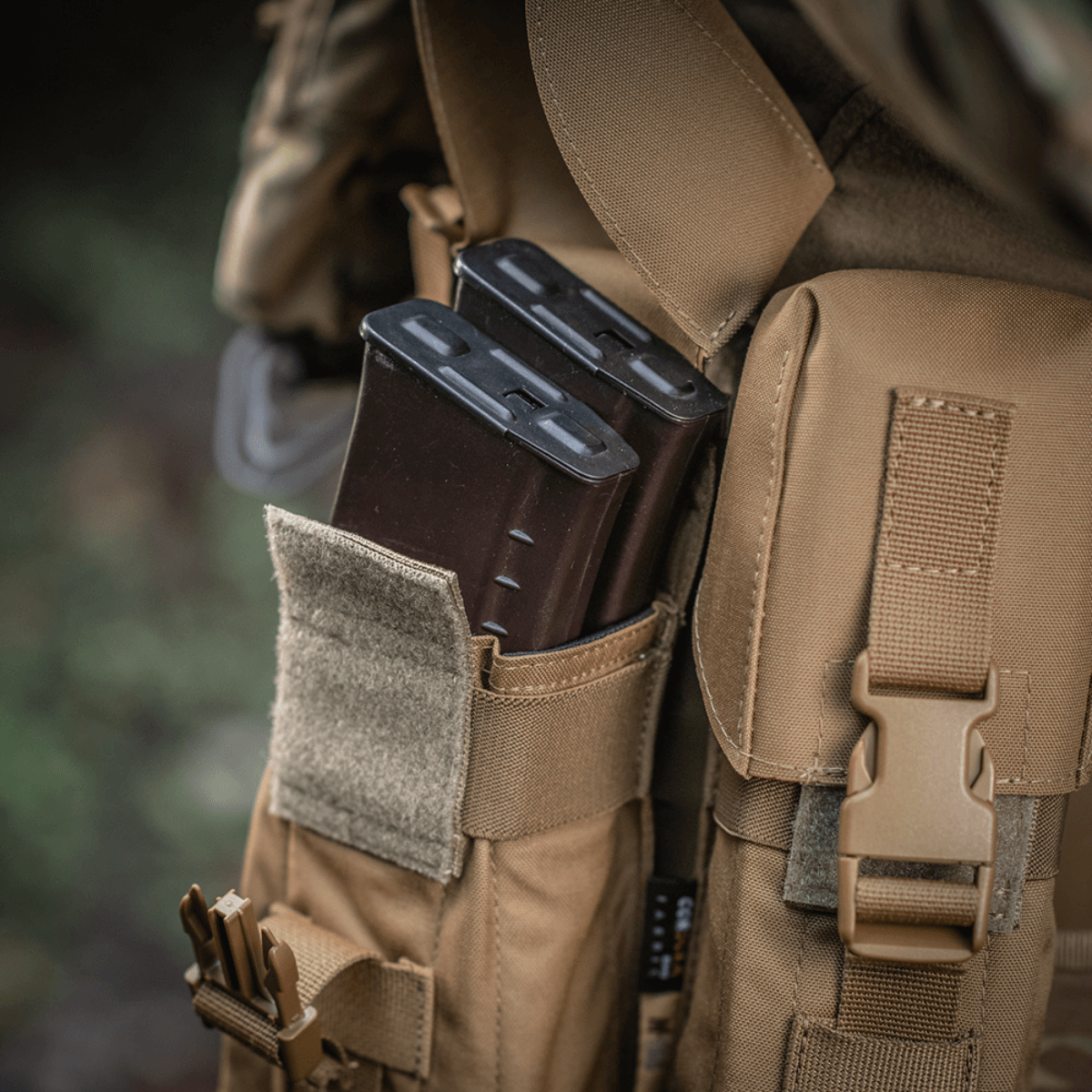 M-Tac Dobbelt Magasin Taske med Fastex Lukning i Cordura 500D til AR- og AK-magasinved opbevaring. Ideel til outdoor-brug.