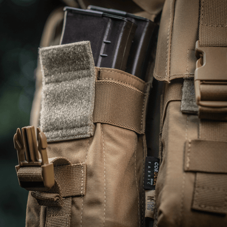 M-Tac Dobbelt Magasin Taske med Fastex-lukning for AR- og AK-magasin, laget av robust Cordura 500D for holdbarhet og funksjonalitet.