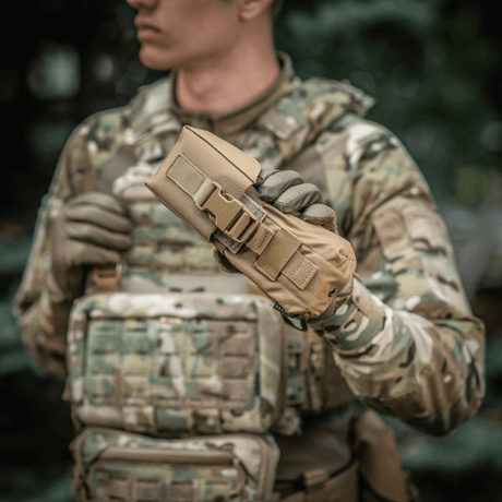 M-Tac Dobbelt Magasin Taske med Fastex-lukning brukt av person i militæruniform for rask tilgang til magasiner.