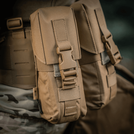M-Tac Dobbelt Magasin Taske med Fastex-lukning i slitesterk Cordura 500D for AR- og AK-magasiner, ideell for sikkerhet og utendørsbruk.