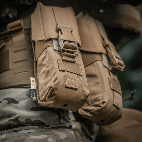 M-Tac Dobbelt Magasin Taske med Fastex-lukning for AR- og AK-seriens magasiner, robust Cordura 500D i bruk utendørs.