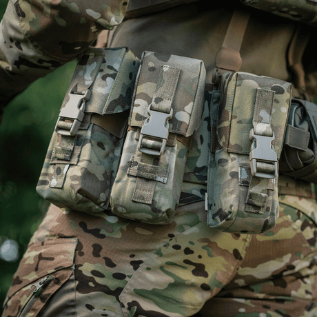 M-Tac dobbelt magasinlomme med Fastex-lukking i Cordura 500D i bruk utendørs