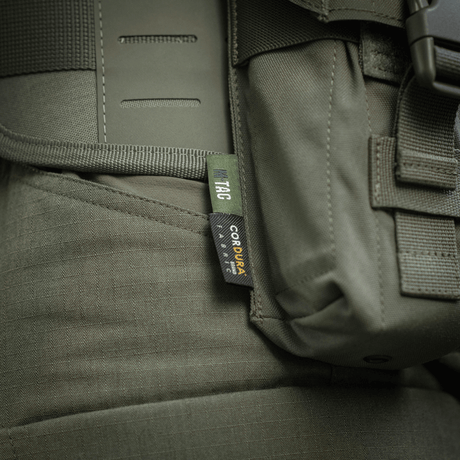 M-Tac dobbelt magasinlomme med Fastex-lukking i slitesterkt Cordura 500D-materiale, ideell for militære og friluftsaktiviteter