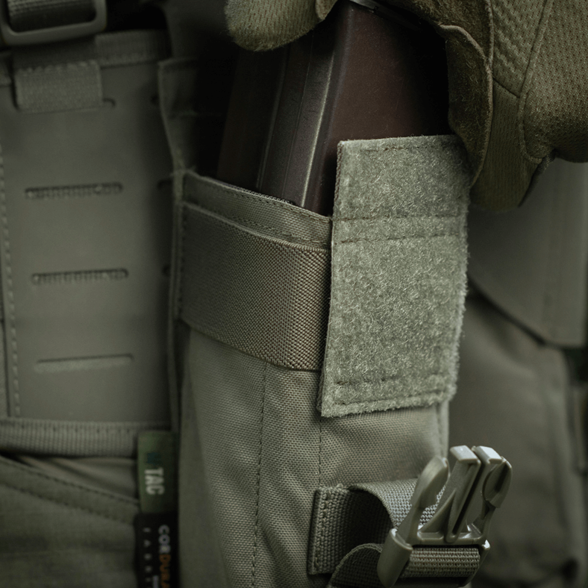 M-Tac Dobbelt Magasin Taske med Fastex Lukning i robust Cordura 500D til AR- og AK-seriens magasiner, ideel til hurtig adgang.