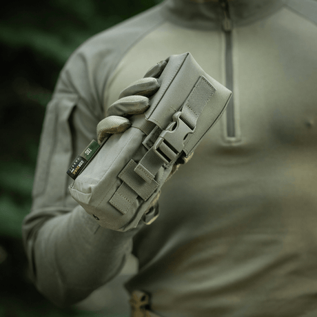 Soldat holder M-Tac dobbelt magasinlomme med Fastex-lukking i holdbart Cordura 500D-materiale