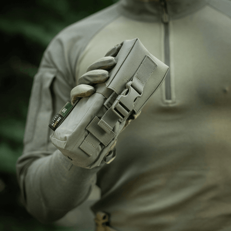 M-Tac dobbelt magasinlomme med Fastex-lukking i holdbart Cordura 500D, ideell for militærbruk, vist i hånd