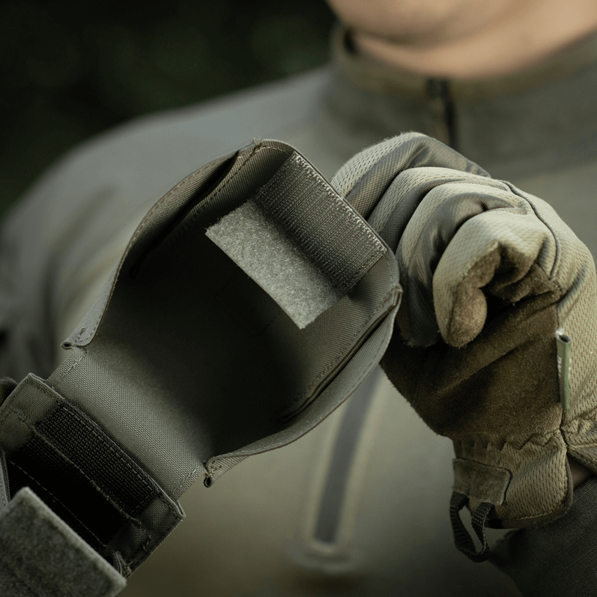 M-Tac Dobbelt Magasin Taske med Fastex Lukning fremstillet af robust Cordura 500D stof, perfekt til AR- og AK-magasiner, militær og outdoor.