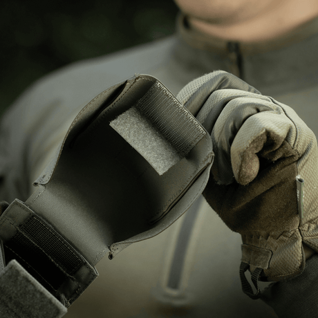 Bruk av M-Tac dobbelt magasinlomme med Fastex-lukking i naturen, viser holdbarheten til Cordura 500D-materialet