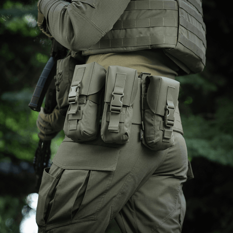 M-Tac dobbelt magasinlomme med Fastex-lukking på militæruniform i skogmiljø