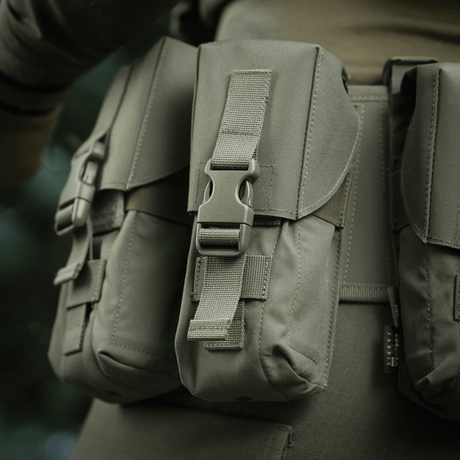 M-Tac dobbel magasinveske med Fastex-lukking for AR- og AK-magasiner, robust og egnet for militær og friluftsbruk