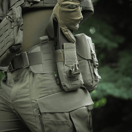 M-Tac dobbelt magasinlomme med Fastex-lukking festet til taktisk belte, ideell for militære og friluftsaktiviteter