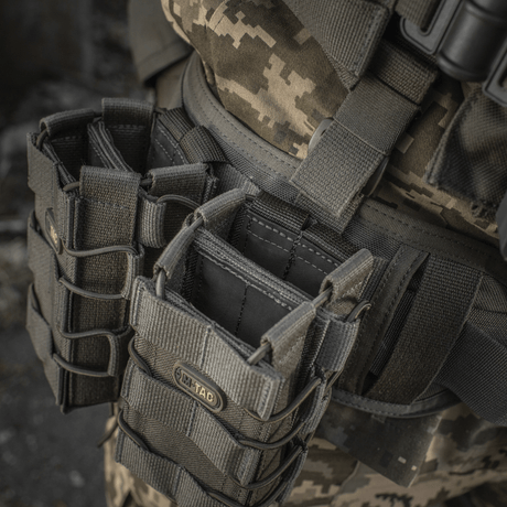 M-Tac Åben Dobbelt Magasintaske til AK på feltudstyr, robust design for sikker opbevaring af AK-magasinere i ekstreme forhold.
