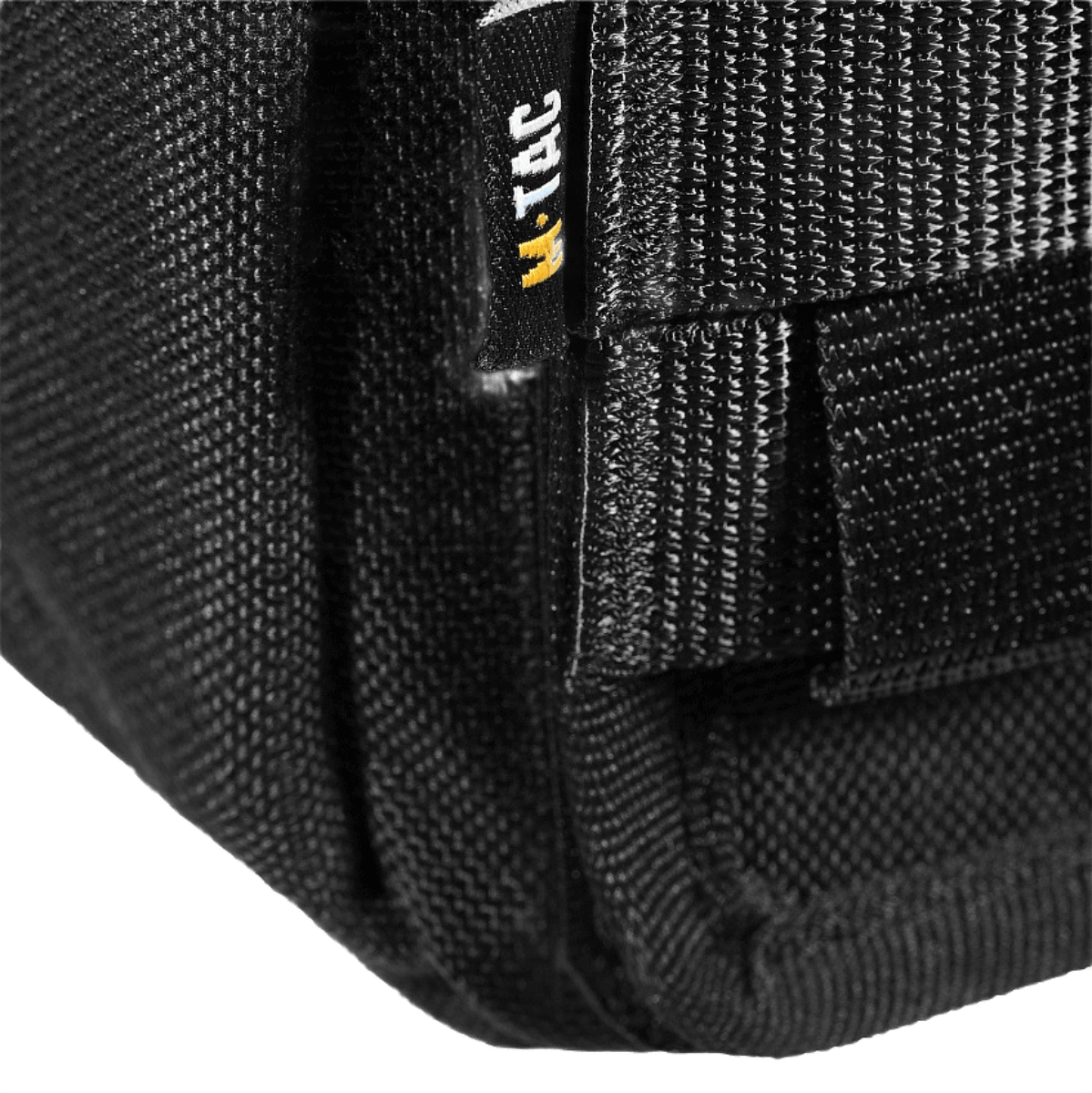 Nærbillede af M-Tac Medical Pouch Rip Off med robust lynlås og MOLLE Velcro-panel til opbevaring af førstehjælpskit.