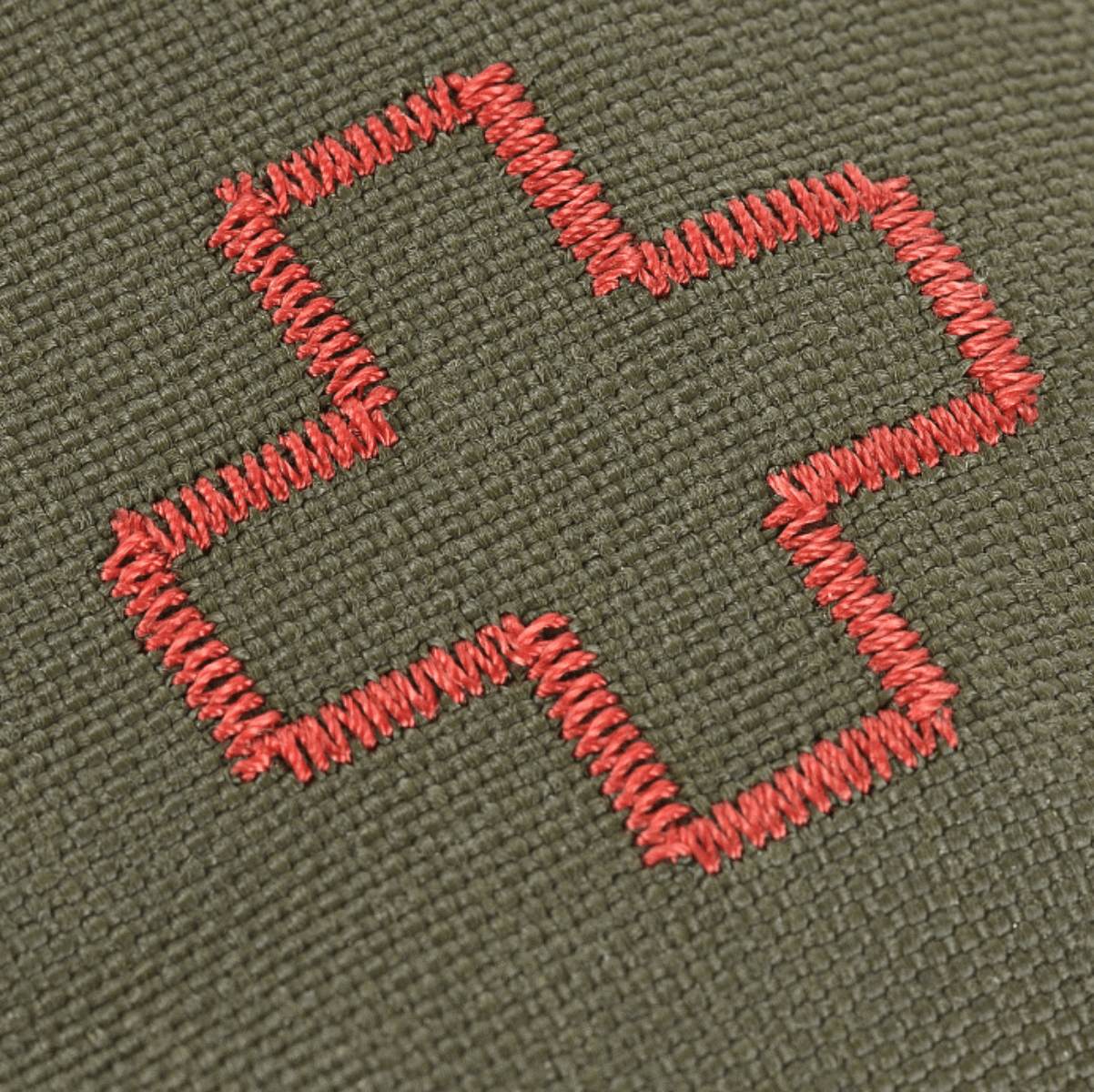 Nærbillede af M-Tac Medical Pouch Rip Off med rødt korsbroderi, ideel til førstehjælpsopbevaring.