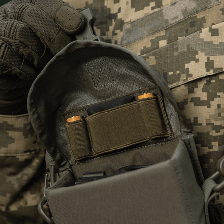 M-Tac veske for nattkikkert PVS-14 med beskyttelsesrom og elastiske stropper for sikker oppbevaring av nattkikkerter og lignende enheter.