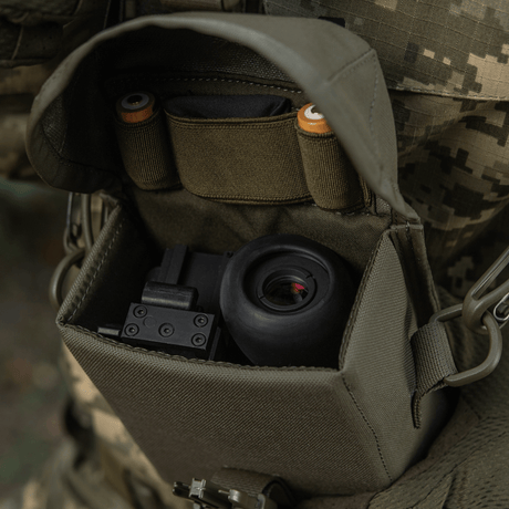 M-Tac veske for nattkikkert PVS-14 med beskyttende design og elastiske stropper for sikker transport av nattkikkertutstyr.
