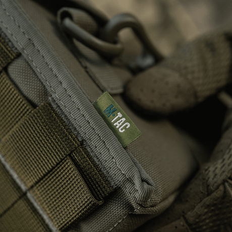 M-Tac veske for nattkikkert PVS-14 med detalje av fastex-lukning og elastiske stropper for sikker oppbevaring.