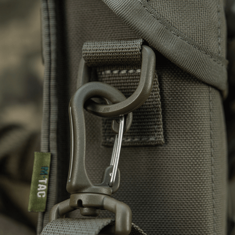 Detaljert bilde av M-Tac veske for nattkikkert PVS-14 med festekrok, viser design.