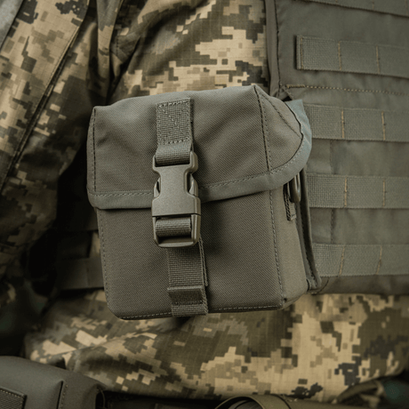 Sikker oppbevaring i M-Tac veske for nattkikkert PVS-14, praktisk design med fastex-lukning for enkel tilgang.