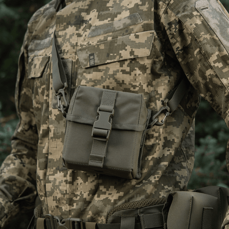 M-Tac veske for nattkikkert PVS-14 montert på kamuflasjeuniform for sikker oppbevaring og transport av nattkikkertutstyr.