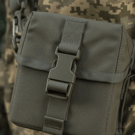 M-Tac veske for nattkikkert PVS-14 med fastex-lukning og elastiske stropper for sikker oppbevaring av nattkikkert.