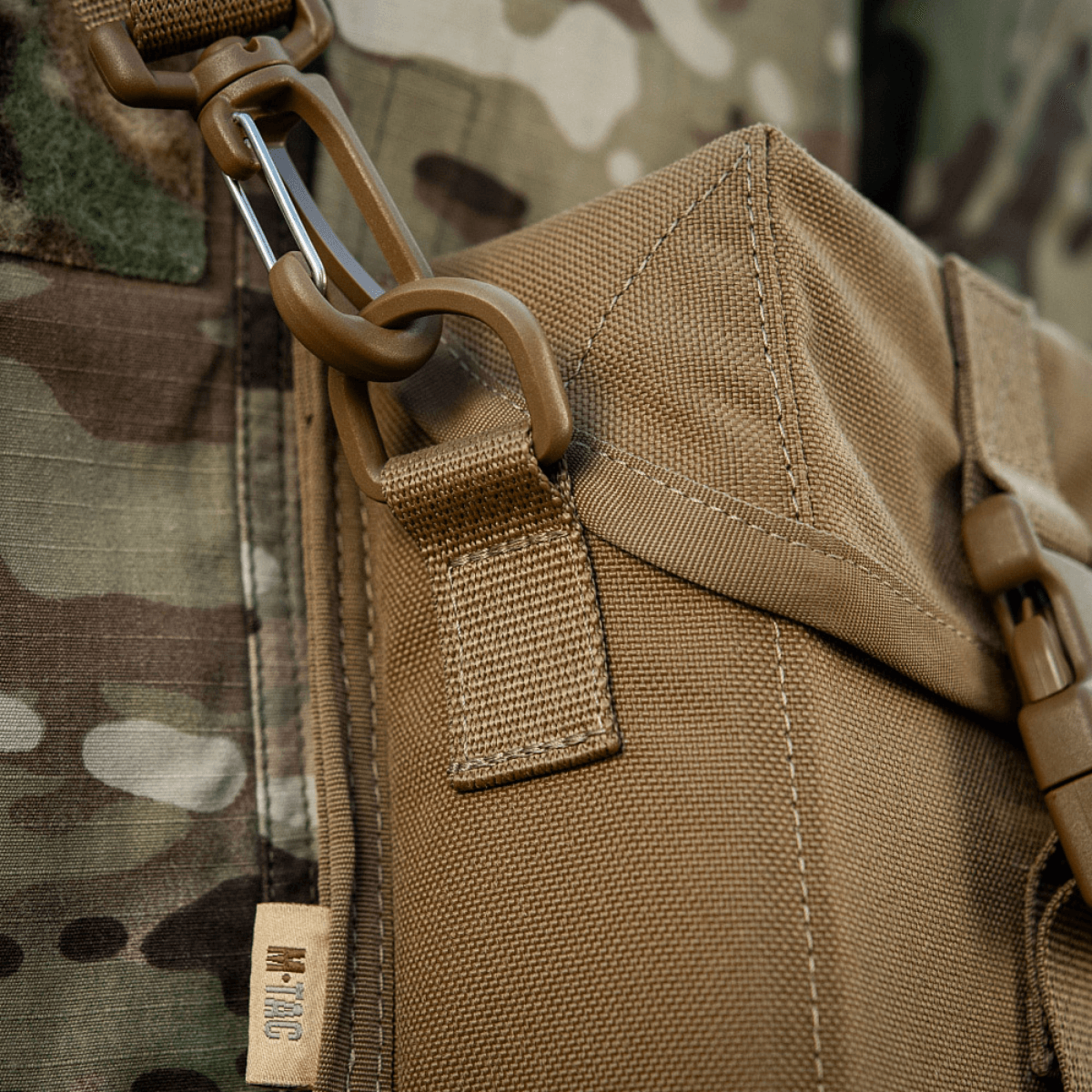 Close-up af M-Tac Taske til Natkikkert PVS-14 i brunt materiale med karabinhage til sikker opbevaring og transport.