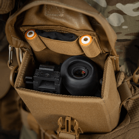 M-Tac veske for nattkikkert PVS-14 med nattkikkert inni. Designet for sikker oppbevaring og enkel tilgang. Passer for PVS-14 nattkikkerter.