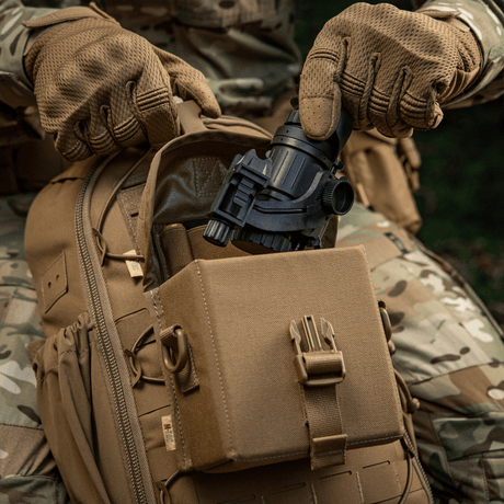 M-Tac veske for nattkikkert PVS-14 med en nattkikkert vist i praktisk bruk ute i naturen.