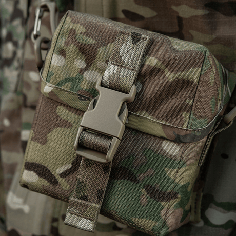 Kamuflert M-Tac-veske for nattkikkert PVS-14 med Fastex-lukning, laget for beskyttelse og oppbevaring av nattkikkerter.