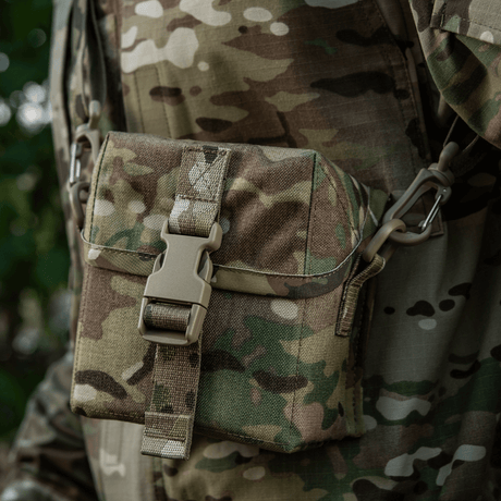 M-Tac-veske for nattkikkert PVS-14 i kamuflasje for sikker oppbevaring av nattkikkerter og utstyr, med Fastex-lukning og elastiske stropper.