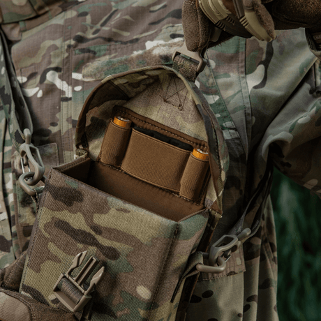 M-Tac-veske for nattkikkert PVS-14 i kamuflasje med åpen topp og elastiske stropper, designet for sikker oppbevaring av nattkikkerter.