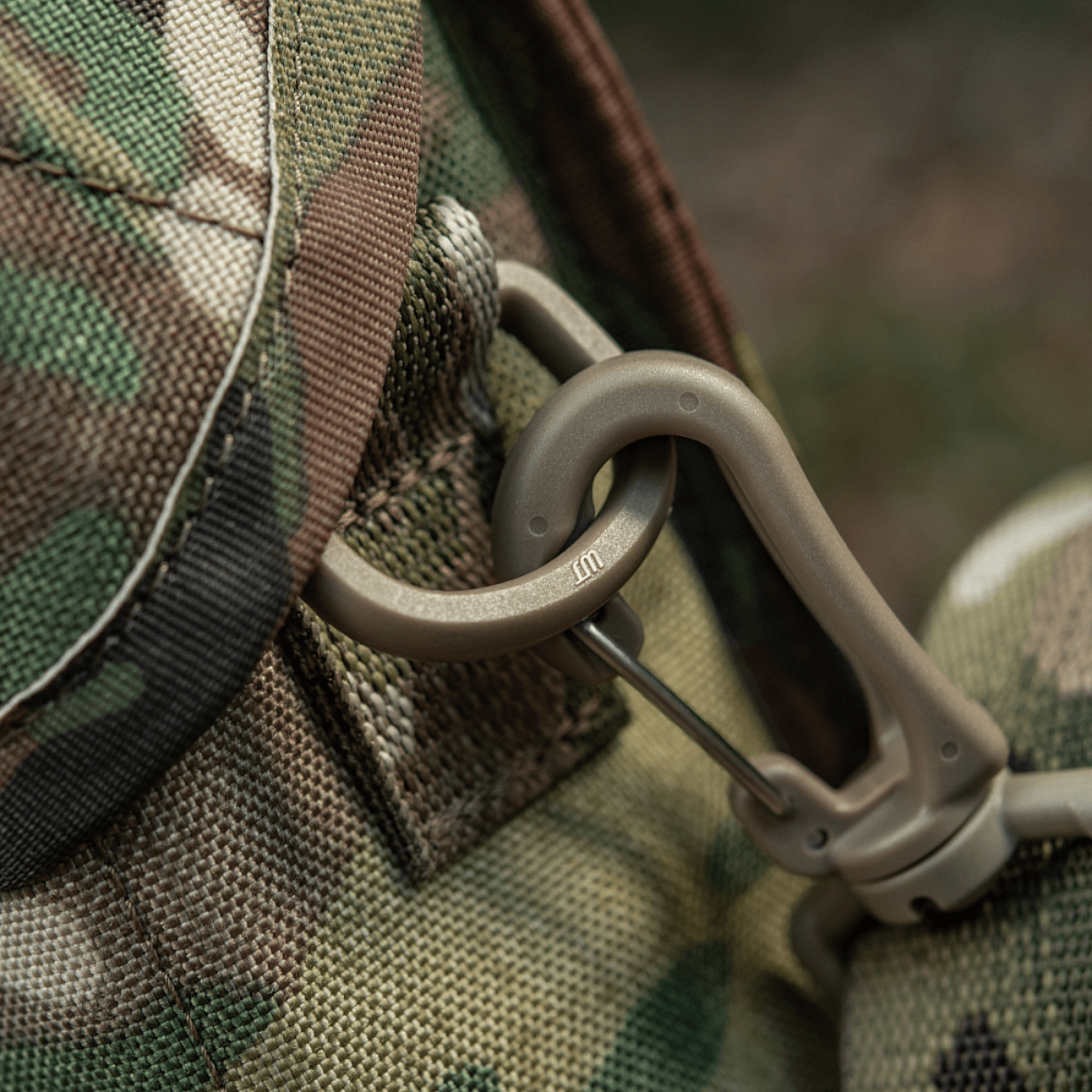 Detaljeret nærbillede af M-Tac Taske til Natkikkert PVS-14 med fastgørelseslås og camouflage mønster.