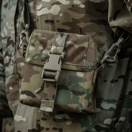 M-Tac-veske for nattkikkert PVS-14 i kamuflasjedesign montert på soldatens uniform.