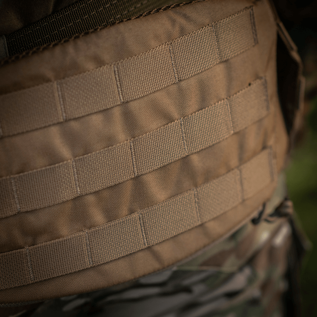 Nærbillede af M-Tac War Belt ARMOR med MOLLE-webbing og slidstærkt Cordura 500D materiale, ideel til taktiske opgaver.