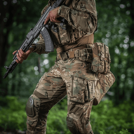 Taktisk udstyr i aktion med M-Tac War Belt ARMOR, perfekt til kamp og opbevaring af tilbehør i naturen. Slidstærkt Cordura 500D materiale.