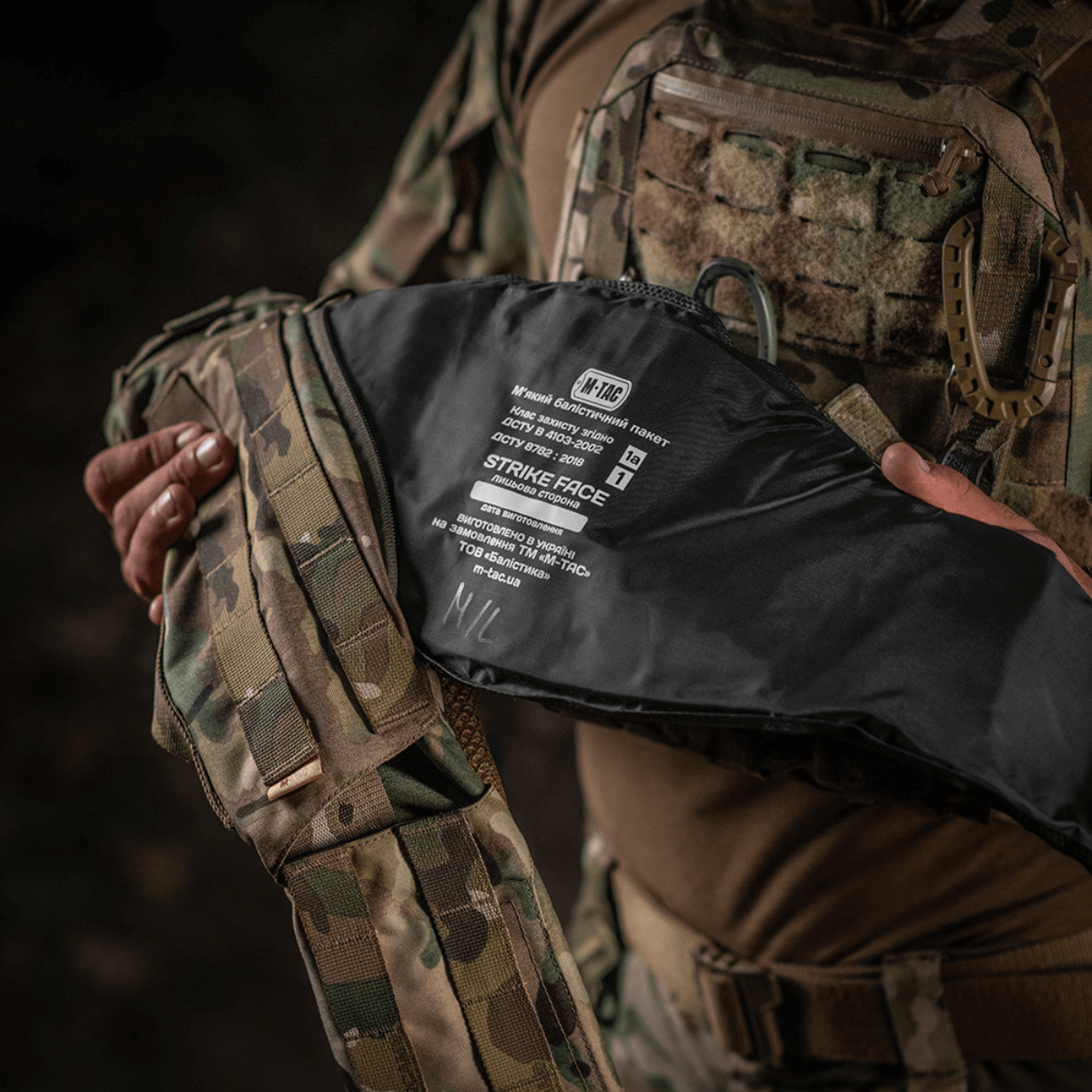 Person holder M-Tac War Belt ARMOR med MOLLE-webbing og robuste materialer, ideel til taktisk brug.