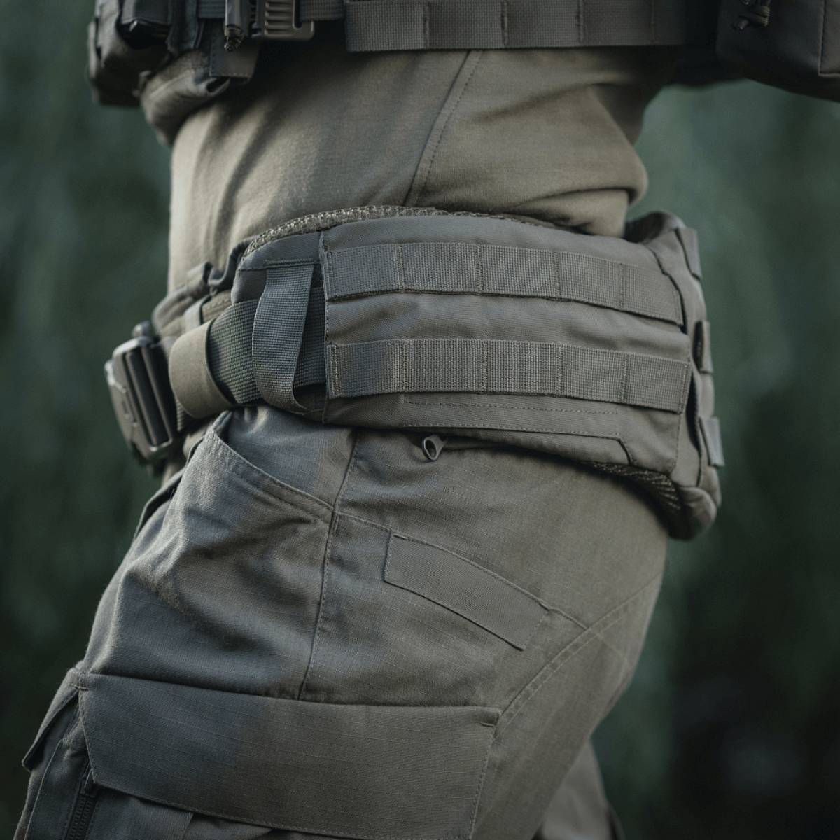 M-Tac War Belt ARMOR i brug, viser det slidstærke Cordura 500D og MOLLE-webbing til taktisk udstyr, tilpasset moderne kampopgaver.