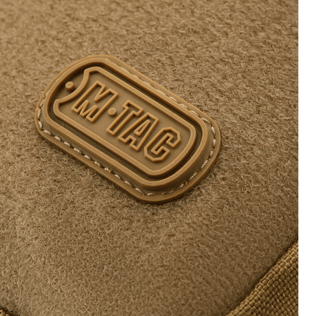 M-Tac Carry Sling Taske Elite Gen.IV med Velcro i khaki-farget nylon med detaljert gummilogo, fokus på søm, galleri posisjon 1.