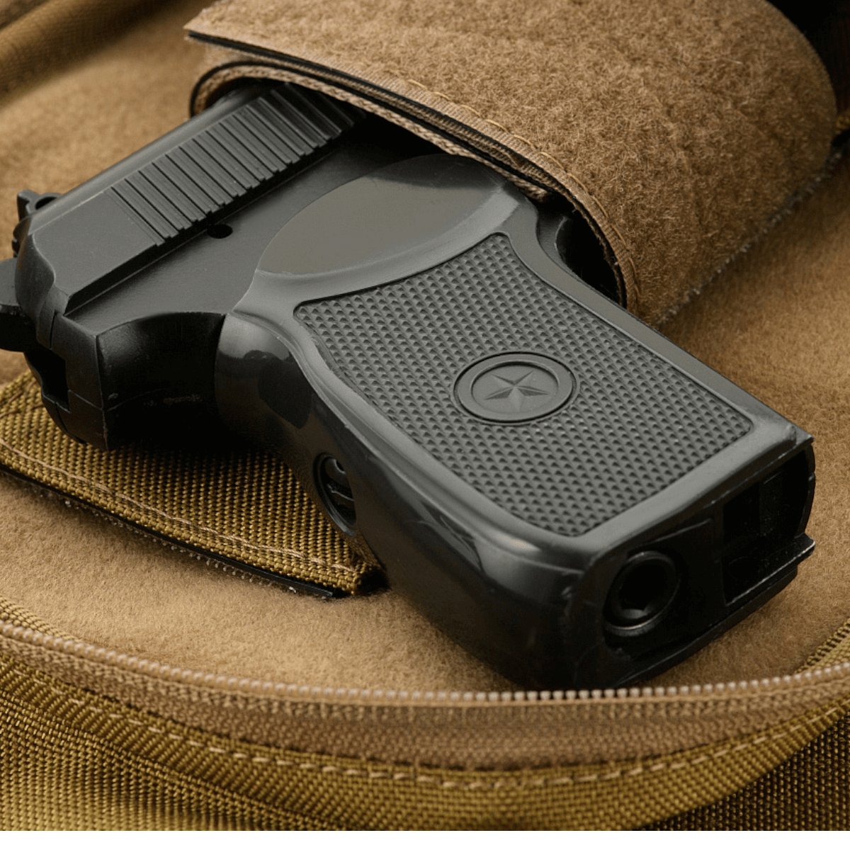 Nærbillede af M-Tac Carry Sling Taske Elite Gen.IV med Velcro indeholdende en pistol i universelt velcro-hylster.